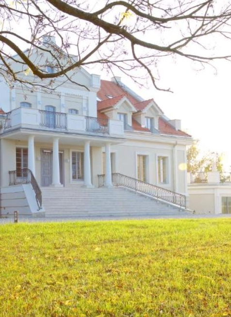 Herbarium Hotel&Spa, widok na obiekt wczesną wiosną