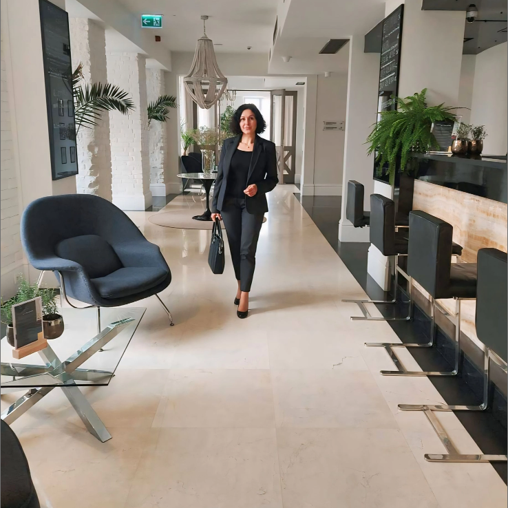 Konsultant Spa Aneta Muller w lobby eleganckiego hotelu.